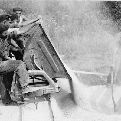 Deversement De La Terre Blanche Dans Un Tamis Industriel Vers 1950